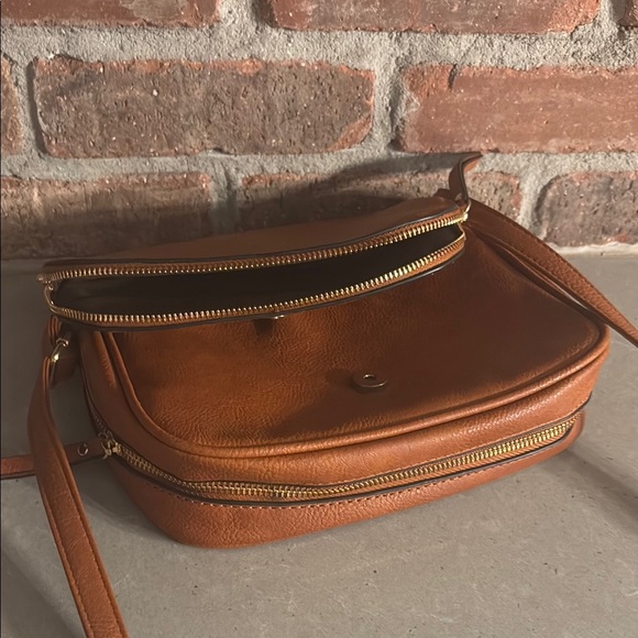 Tan Crossbody Bag with Adjustable Strap and Soft Leather Finish - Picture 6 of 9